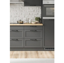 Küchenszene mit grauen Schränken, Holzarbeitsplatte und Kochutensilien