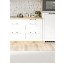 Küchenszene mit weißen Schränken, Holztheke und Kochutensilien