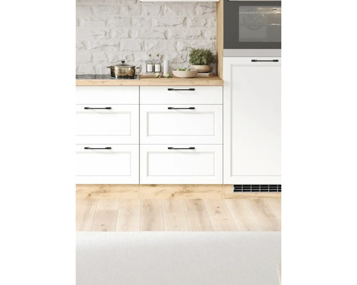 Küchenszene mit weißen Schränken, Holztheke und Kochutensilien