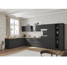 Komplette Küche mit Arbeitsplatte, Spüle, Dunstabzugshaube und Einbaugeräten in einem hellen Raum