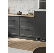 Küchenszene mit grauen Schränken, Kochfeld und Holzarbeitsplatte