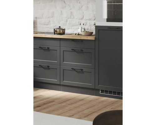 Küchenszene mit grauen Schränken, Kochfeld und Holzarbeitsplatte