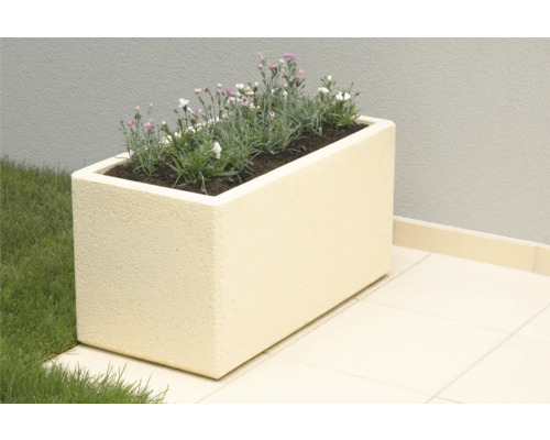 Rechteckiger Pflanzkasten mit Bepflanzung im Garten