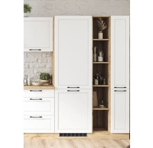 Küchenzeile mit weißen Schrankfronten und Regalen