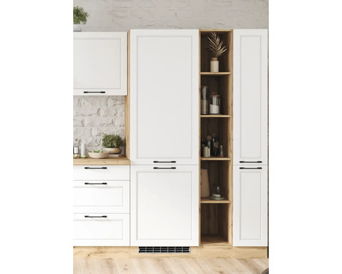 Küchenzeile mit weißen Schrankfronten und Regalen