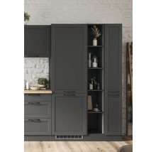 Dunkelgraue Küchenschränke mit Regalen und Schubladen vor einer weißen Steinwand.