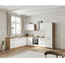 Helle Küche mit weißen Schränken, Holzoberflächen und modernen Geräten.