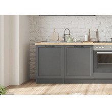 Küchenszene mit Spüle, Herd und grauen Unterschränken