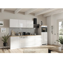 Moderne Küche mit weißen Schränken, Spüle, Elektrogeräten und Holzbalkendecke.