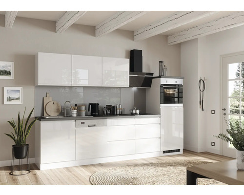 Küchenblock Held Möbel Kiel 300 cm weiß hochglanz/weiß inkl. Einbaugeräte Helle Küche mit weißen Schränken und Holzbalkendecke für ein modernes Ambiente.