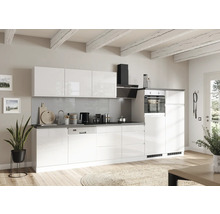 Moderne Küche mit weißen Schränken, Dunstabzugshaube, Spüle und Elektrogeräten.