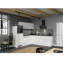 Moderne Küche mit weißen Schränken, schwarzer Arbeitsplatte und Geräten sowie Holzbalken an der Decke