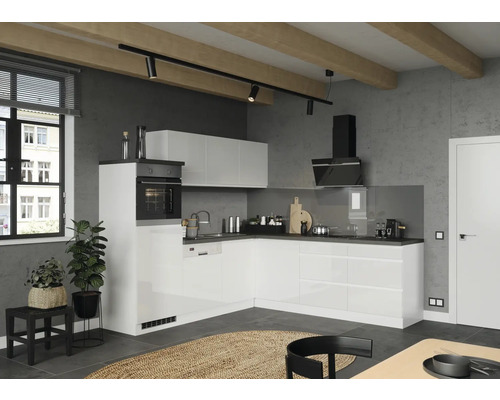 Winkelküche Held Möbel Kiel 300 cm weiß hochglanz/weiß inkl. Einbaugeräte Moderne Küche mit weißen Schränken, schwarzer Arbeitsplatte und Geräten sowie Holzbalken an der Decke