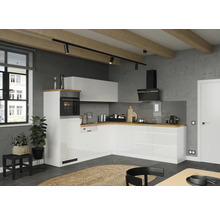 Moderne Küche mit weißen Schränken, Dunstabzugshaube und Holzbalken