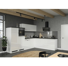 Moderne Küche mit weißen Schränken, Dunstabzugshaube und Holzbalken an der Decke