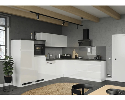 Moderne Küche mit weißen Schränken, Dunstabzugshaube und Holzbalken an der Decke