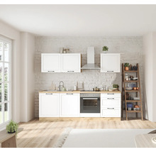 Helle Küche mit weißen Schränken, Spüle, Herd und Regalleiter