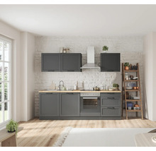 Helle Küche mit grauen Schränken, hölzerner Arbeitsplatte und Regal