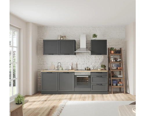 Helle Küche mit grauen Schränken, hölzerner Arbeitsplatte und Regal