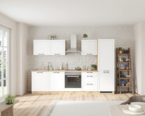 Helle Küche mit weißen Schränken, Holzdetails und einer silberfarbenen Dunstabzugshaube.