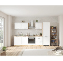 Helle Küche mit weißen Schränken, Arbeitsplatte aus Holz und Backofen