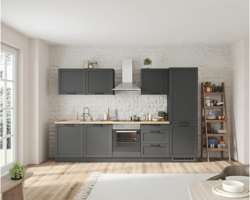 Küchenblock Held Möbel Lübeck 300 cm grau matt/graphit inkl. Einbaugeräte Graue Küche mit Spüle, Herd, Dunstabzugshaube und Holzregal vor einer weißen Backsteinmauer.