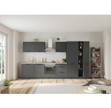 Komplette Küche mit grauen Schränken, Arbeitsplatte aus Holz und Regalen.