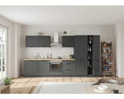 Komplette Küche mit grauen Schränken, Arbeitsplatte aus Holz und Regalen.