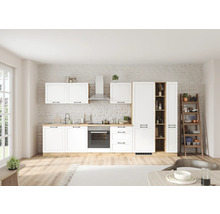 Helle Küche mit weißen Schränken, Regalen und Holzelementen für ein freundliches Ambiente.