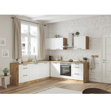 Helle Küche mit weißen Schränken und Holzarbeitsplatten unter einem Fenster