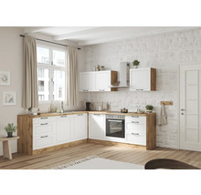 Helle Küche mit weißen Schränken und Holzarbeitsplatten unter einem Fenster