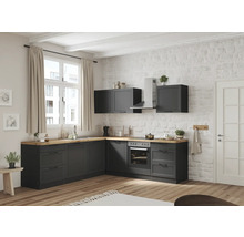 Moderne Küche mit grauen Schränken, hellem Holzboden und Backsteinwand