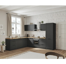 Moderne Küche mit Küchenschränken, Spüle, Herd und Dunstabzugshaube vor einer Ziegelwand