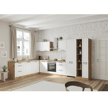 Helle Küche mit weißen Schränken und Holzdetails in einem Raum mit Holzboden und weißer Ziegelwand