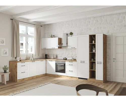 Helle Küche mit weißen Schränken und Holzdetails in einem Raum mit Holzboden und weißer Ziegelwand