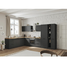 Helle Küche mit grauen Schränken, Holz Arbeitsplatte und weißen Deckenbalken.