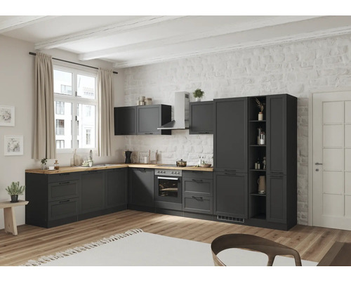 Helle Küche mit grauen Schränken, Holz Arbeitsplatte und weißen Deckenbalken.