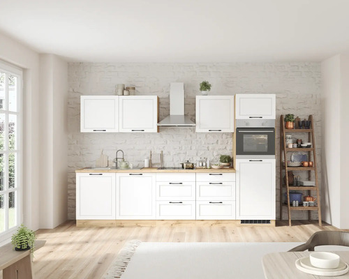 Helle Küche mit weißen Schränken, Dunstabzugshaube und Holzregal