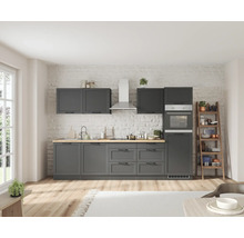 Moderne Küche mit grauen Schränken, Dunstabzugshaube, Ofen und Holzregal an einer weißen Ziegelwand