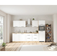 Helle Küche mit weißen Schränken, Dunstabzugshaube und Holzregal