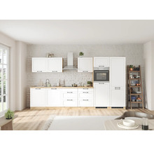 Helle Küche mit weißen Schränken, Spüle, Kochfeld und Backofen