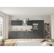 Komplette Einbauküche mit Küchenschränken, Dunstabzugshaube, Spüle und Backofen in einem hellen Raum