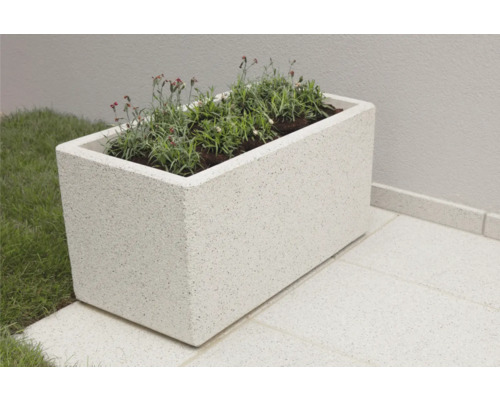 Rechteckiger Pflanzkasten aus Stein mit Bepflanzung