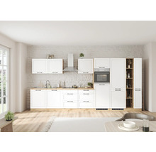 Helle Küche mit weißen Schränken, Spüle, Herd, Backofen und Dunstabzugshaube.