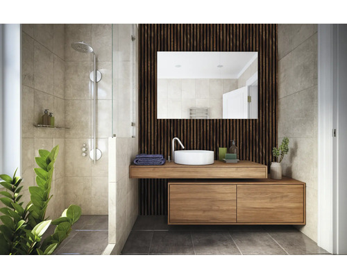 Badezimmer mit Dusche, Waschtisch, Spiegel und Holzverkleidung