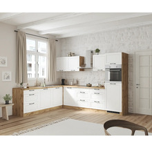 Helle Küche im Landhausstil mit weißen Schränken und Arbeitsplatten aus Holz