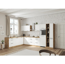 Helle Küche mit weißen Schränken und Holzarbeitsplatte