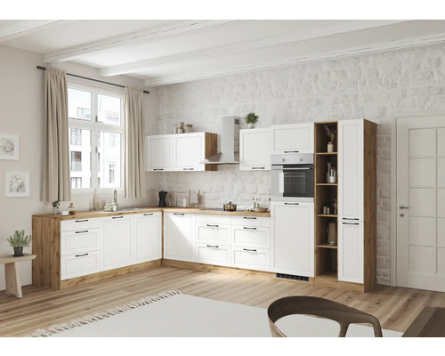 Helle Küche mit weißen Schränken, Holzarbeitsplatten und weißen Backsteinwänden.