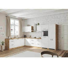 Helle Landhausküche mit weißen Schränken und Holzarbeitsplatte