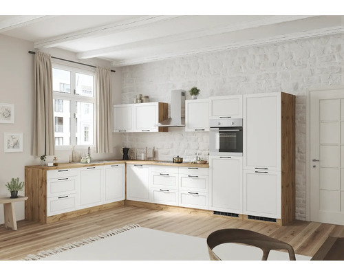 Helle Küche mit weißen Schränken und Holzarbeitsplatten für Hornbach